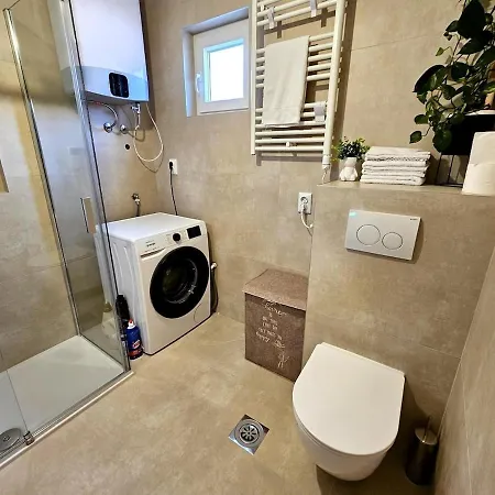 Three Bedroom 公寓 *