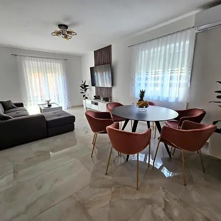 Three Bedroom Lägenhet Zadar